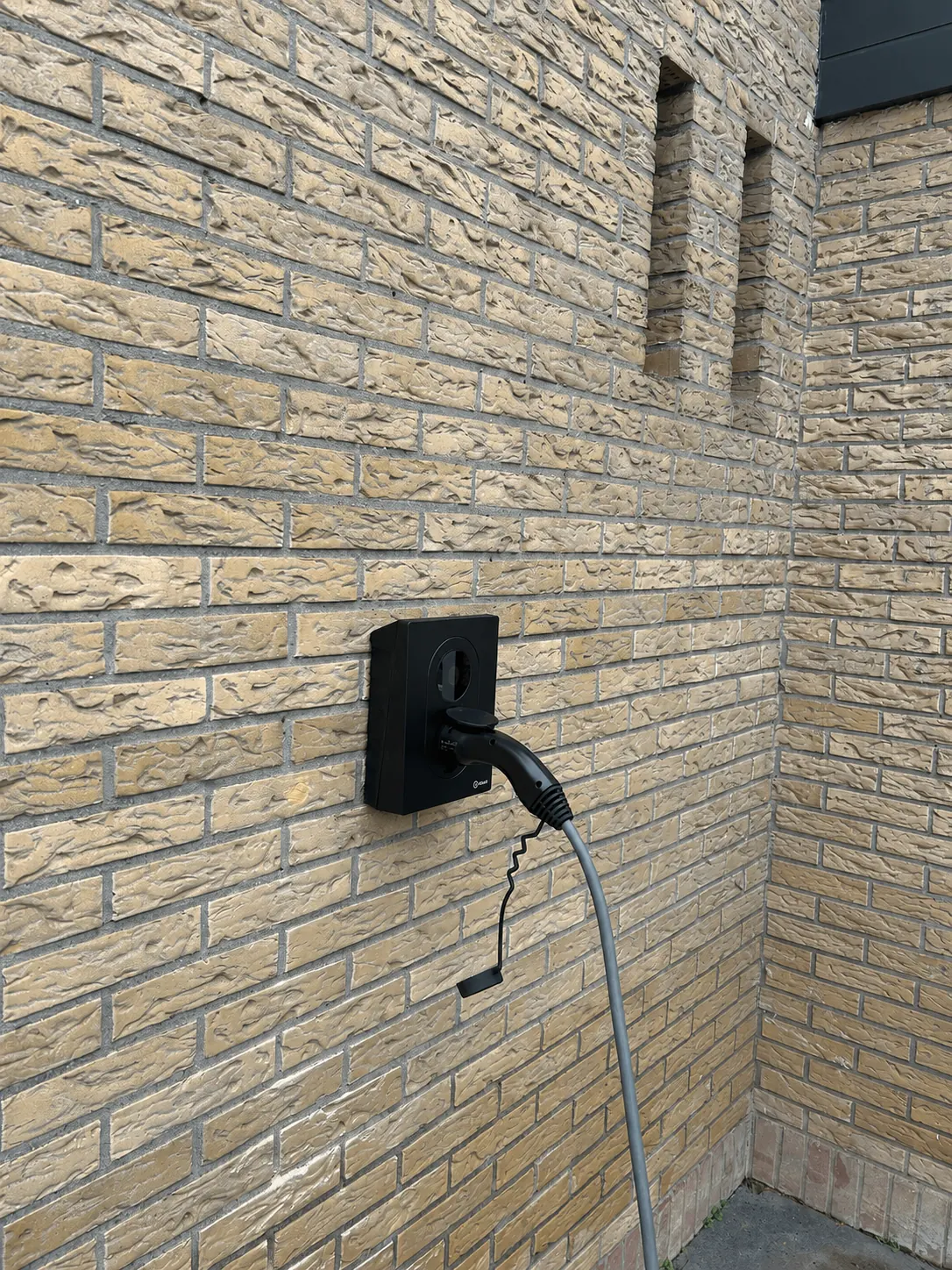 Door Tenra geplaatst laadpunt aan een woning