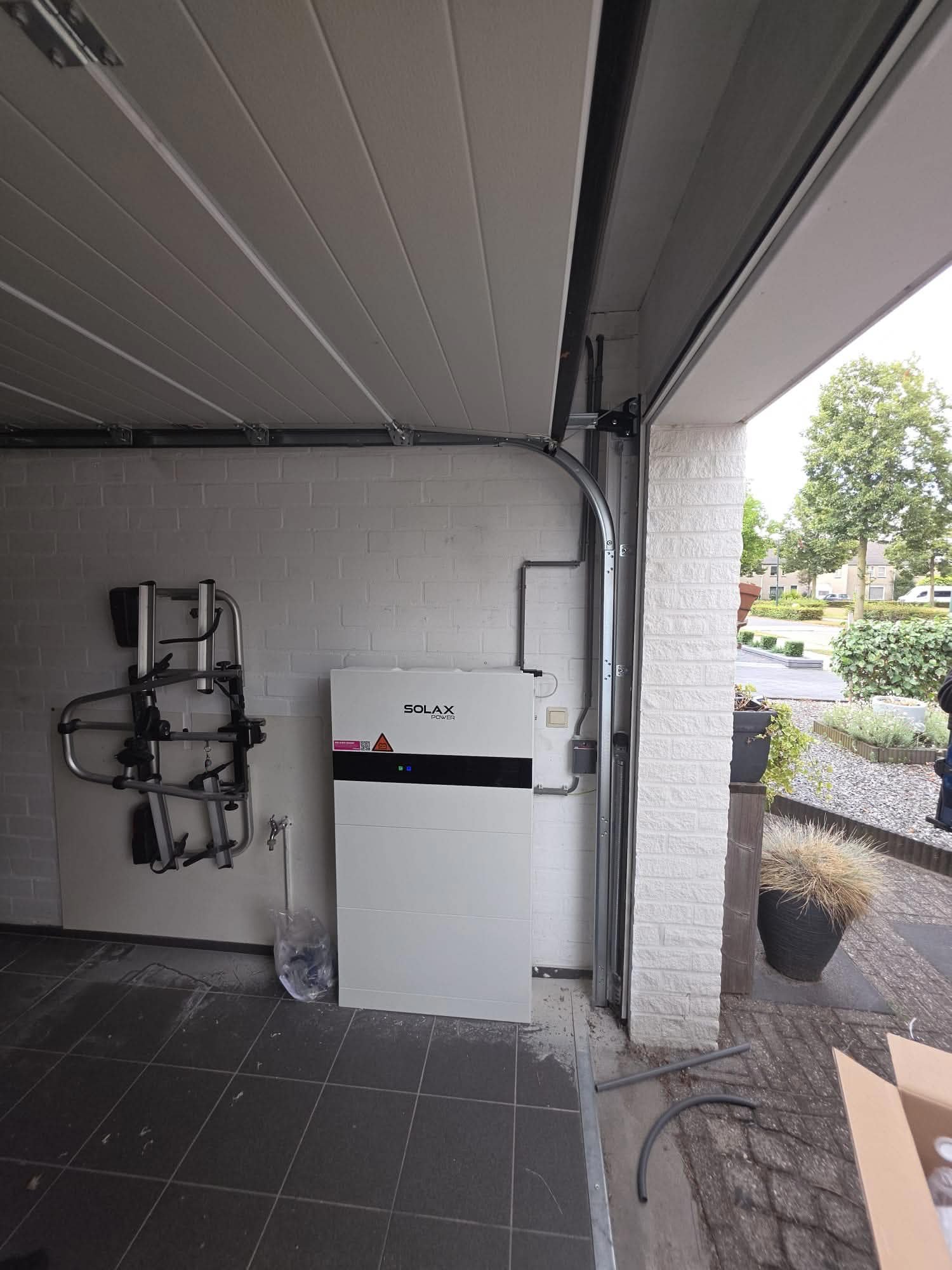 Thuisbatterij in een garage